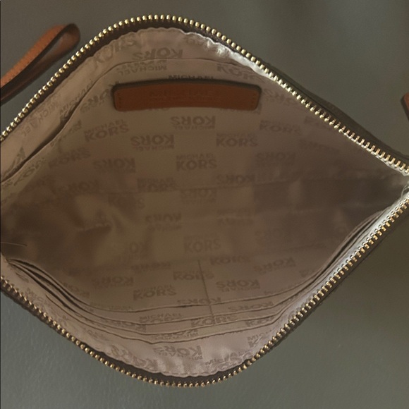 Michael Kors Fulton Monogram Clutch Wristlet EUC no callouts - Picture 6 of 6